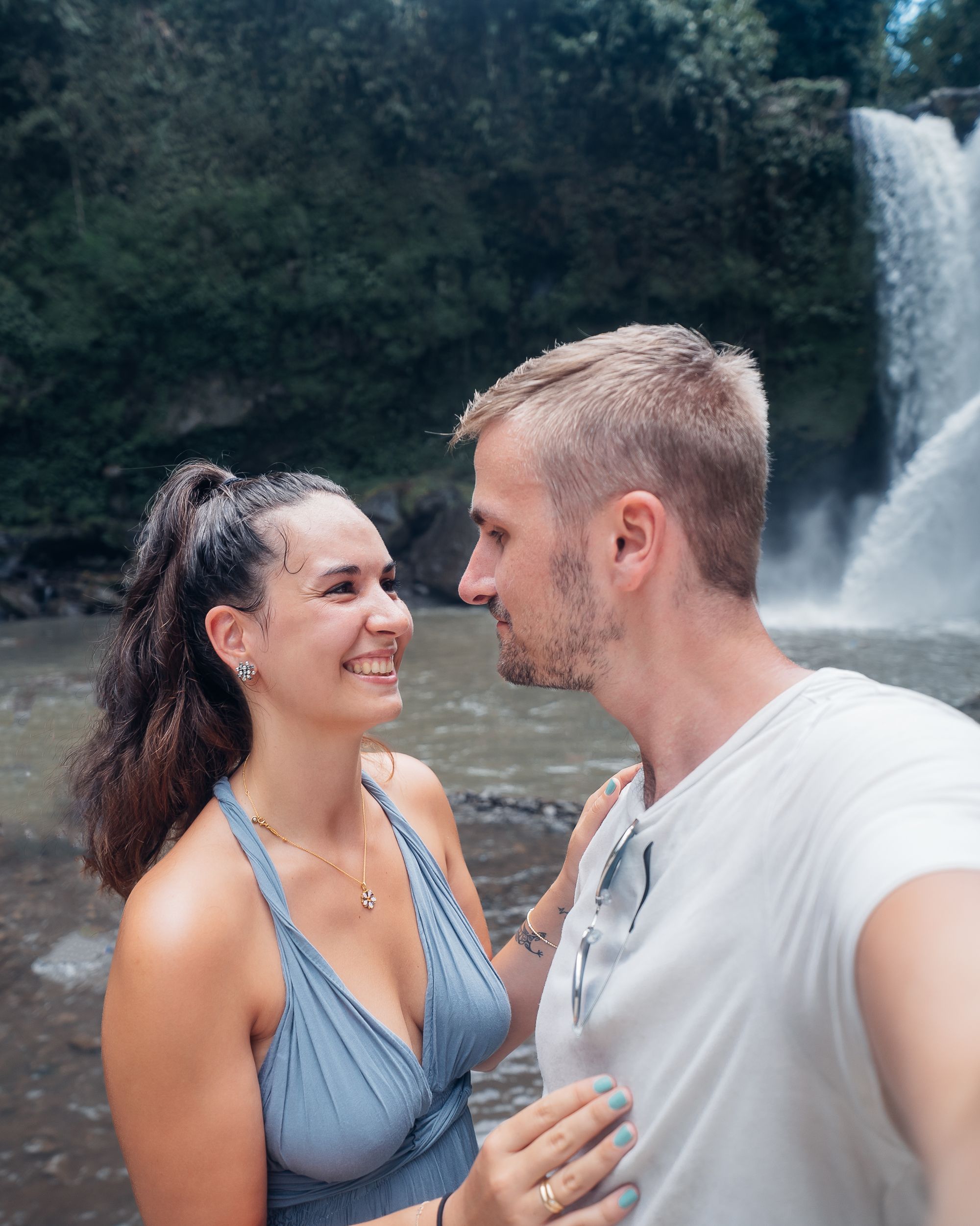 Faszination Bali: Sonnenaufgang am Mount Batur, natürliche heiße Quellen & der Tegenungan Wasserfall