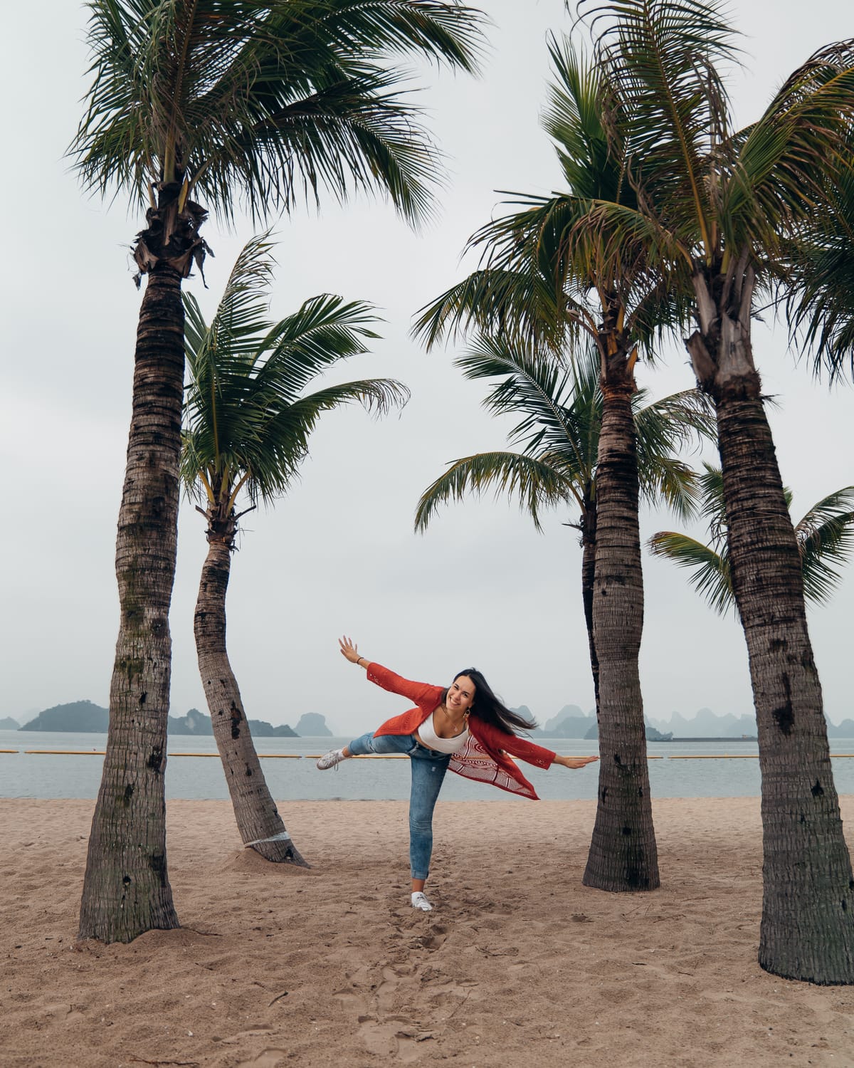 Unvorhersehbar und nass: Ein Monat in Halong's Strandparadies mit wechselhaftem Wetter!